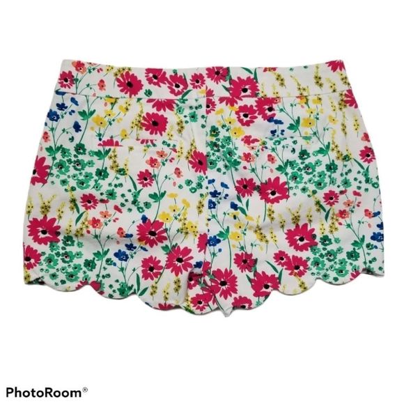 {Crown & Ivy} Flower Print Scalloped Shorts - Picture 3 of 8